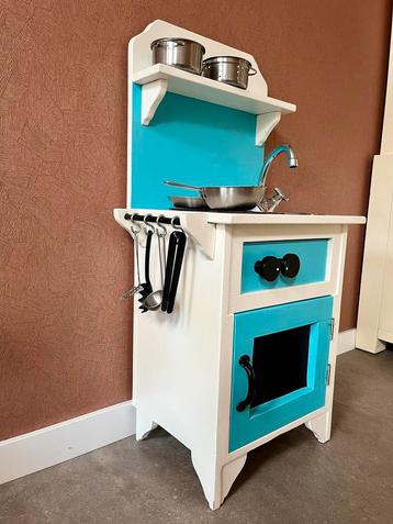 Unieke speelkeuken met accessoires beschikbaar voor biedingen