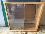 schattig vierkant vitrinekastje met schuifdeurtjes, Huis en Inrichting, Kasten | Vitrinekasten, Ophalen, Met plank(en), Gebruikt