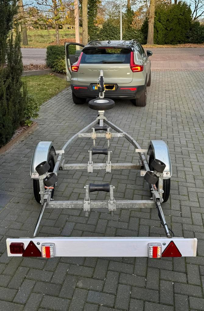 Nette Kalf boottrailer met nieuwe onderdelen, Watersport en Boten, Boottrailers, Zo goed als nieuw, Minder dan 6 meter, Kantelbaar