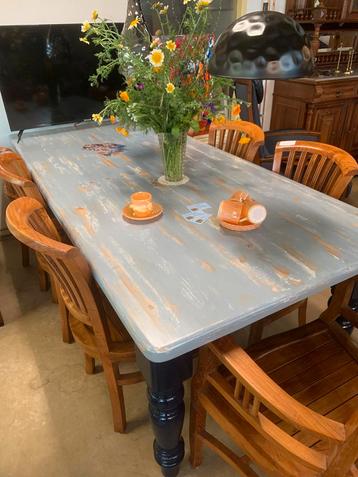 Robuust landelijke eettafel beschikbaar voor biedingen
