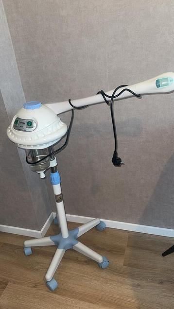 Stoomapparaat schoonheidsspecialiste beschikbaar voor biedingen