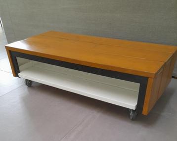 Salontafel met bijpassend TV meubel beschikbaar voor biedingen