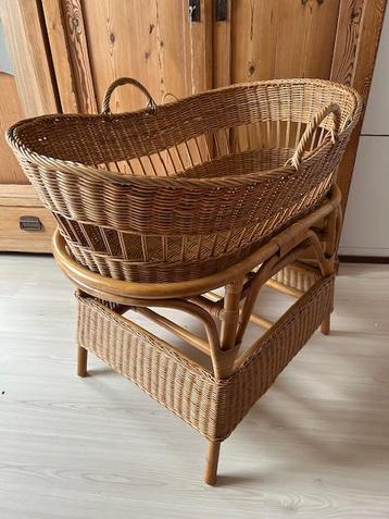 Mooi grote rieten / rotan baby wieg, beschikbaar voor biedingen