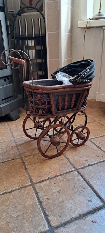 vintage poppenwagen beschikbaar voor biedingen