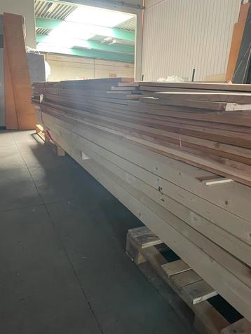 Partij hout: vuren balken beschikbaar voor biedingen