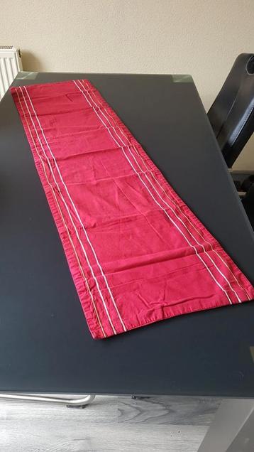 Rode tafelloper voor de kerst. beschikbaar voor biedingen