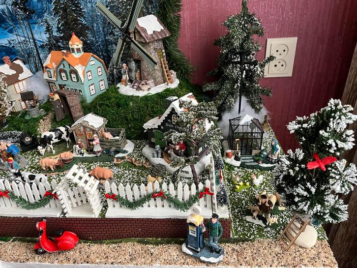 Compleet Kerstdorp met Verlichting en veel bomen, Diversen, Kerst, Zo goed als nieuw, Ophalen