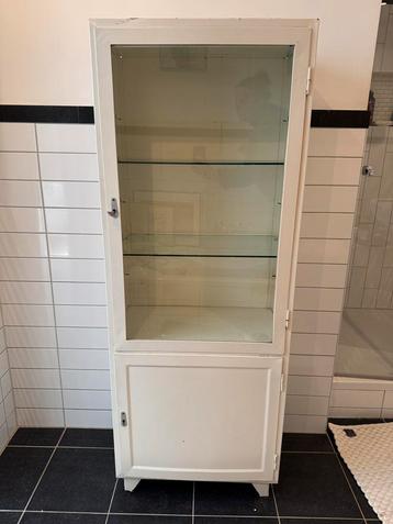 Vintage IJzeren Medische Kabinet beschikbaar voor biedingen