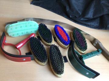 Borstels. Paardenborstels, Hoevenkrabbers, Zweetmessen. etc. beschikbaar voor biedingen