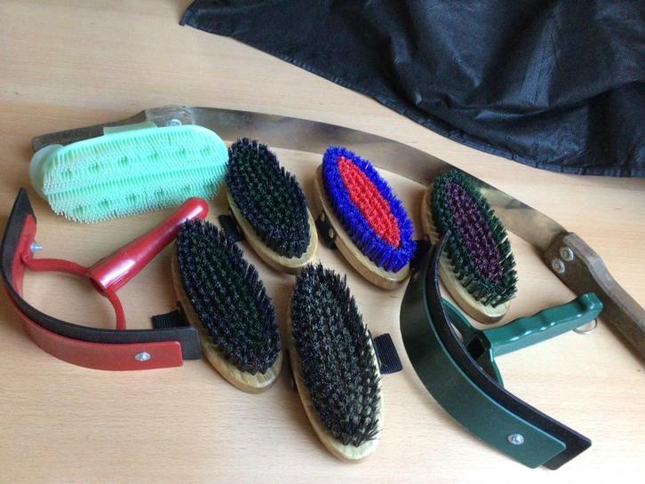 Borstels. Paardenborstels, Hoevenkrabbers, Zweetmessen. etc., Dieren en Toebehoren, Paarden en Pony's | Verzorgingsproducten, Nieuw