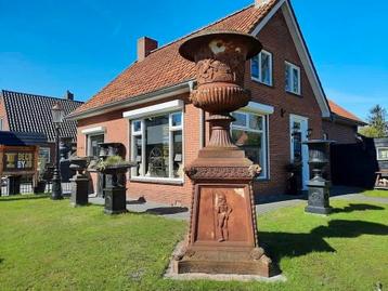 Gietijzeren tuinvazen tuinvaas bloempot bloembak op sokkel  beschikbaar voor biedingen