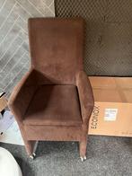 Twee bruine eetkamerstoelen met wieltjes, Huis en Inrichting, Stoelen, Ophalen, Gebruikt, Twee, Bruin