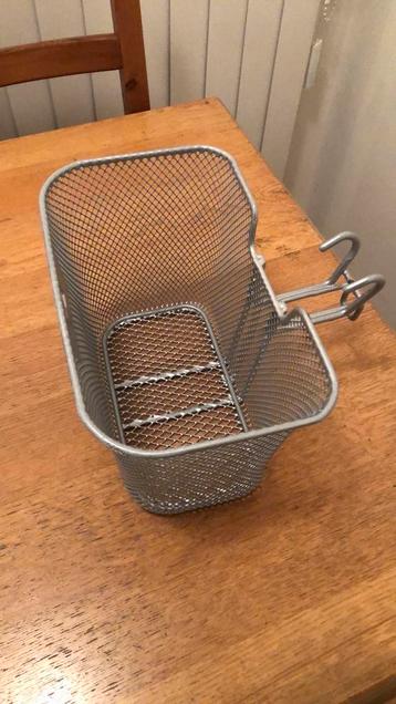Te koop zo goed als nieuw aluminium fietsmand beschikbaar voor biedingen