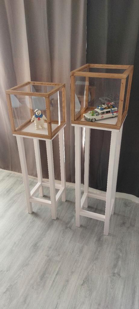 Twee leuke hoge vitrinekastjes. Worden als set verkocht, Huis en Inrichting, Kasten | Vitrinekasten, Gebruikt, 100 tot 150 cm