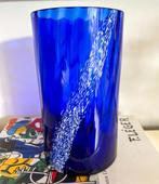 Vintage Donkerblauwe / wit glazen vaas, Gebruikt, Blauw, Ophalen of Verzenden, Glas