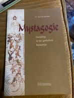 Mystagogie - Inwijding in het symbolisch bewustzijn, Ophalen of Verzenden, Gelezen, Spiritualiteit algemeen, Achtergrond en Informatie