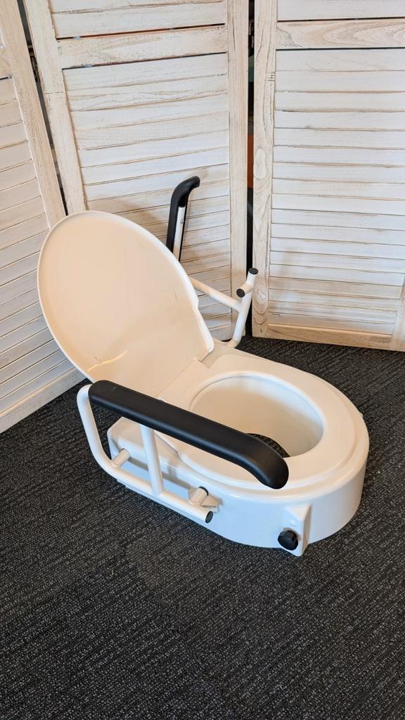 toiletver hoger met kantelbare armleuning, Diversen, Verpleegmiddelen, Zo goed als nieuw, Ophalen