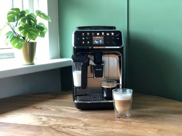 Nagekeken & Grondig Gereinigd - Philips LatteGo 5400 Series, Witgoed en Apparatuur, Koffiezetapparaten, Zo goed als nieuw, Koffiemachine