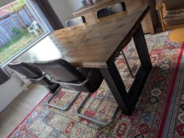 Massieve houten eettafel met 4 stoelen  beschikbaar voor biedingen