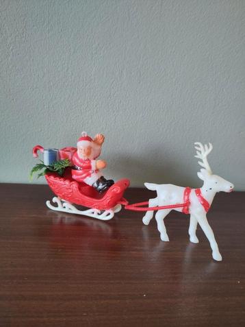 Vintage Kerstdecoratie: Kerstman in Slee met Rendier beschikbaar voor biedingen