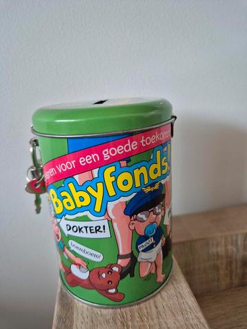 Spaarpot Blikje Babyfonds beschikbaar voor biedingen