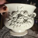 Witte brocante bloempotten reliëf bloemen romantisch, Tuin en Terras, Bloempotten, Rond, Ophalen of Verzenden, Aardewerk, Minder dan 40 cm