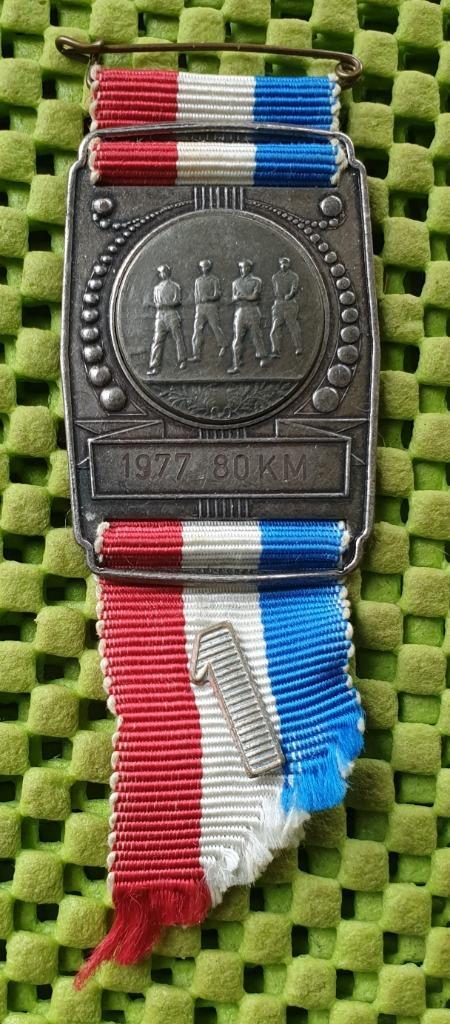Medaille :   1977  - 80 km lopen, Postzegels en Munten, Penningen en Medailles, Overige materialen, Nederland, Ophalen of Verzenden