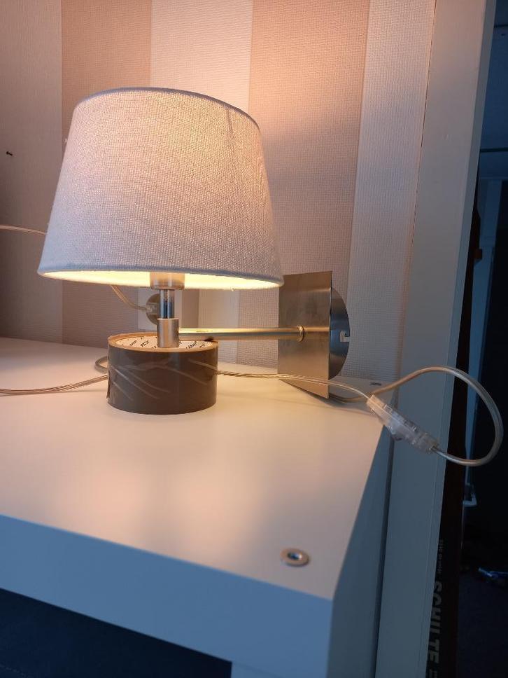 Muur schemerlamp  met een witte stoffen lampenkap, Huis en Inrichting, Lampen | Hanglampen, Gebruikt, Minder dan 50 cm, Ophalen