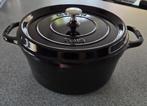 Staub la cocotte 26 cm, Huis en Inrichting, Keuken | Potten en Pannen, Ophalen of Verzenden, Zo goed als nieuw, Gietijzer, Koekenpan of Braadpan