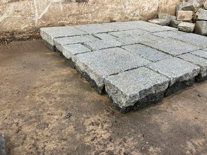 Graniet kassei kinderkoppen natuursteen gekapt bestrating, Tuin en Terras, Tegels en Klinkers, Zo goed als nieuw, Overige typen