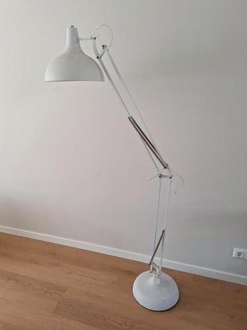 Witte vintage vloer lamp beschikbaar voor biedingen