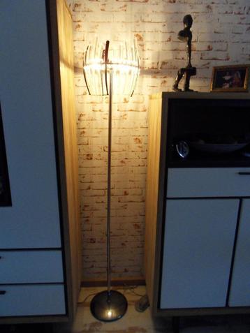 moderne staande lamp beschikbaar voor biedingen