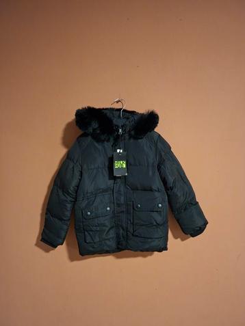 Zwarte jongens winterjas maat 110 beschikbaar voor biedingen