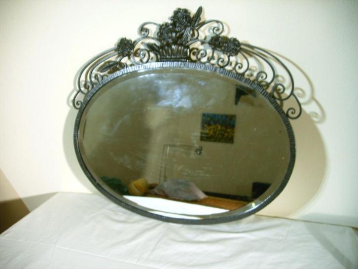 Ovale spiegel in smeedijzeren rand, Huis en Inrichting, Woonaccessoires | Spiegels, Zo goed als nieuw, 50 tot 75 cm, Minder dan 100 cm