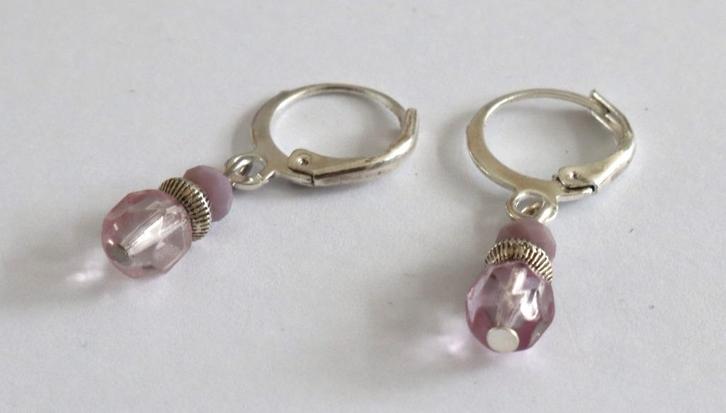 Kleine oorringen met paarse en roze facetkraaltjes, Sieraden, Tassen en Uiterlijk, Oorbellen, Nieuw, Hangers, Overige materialen