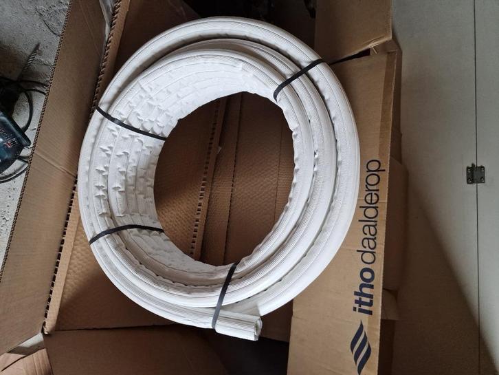 Meerlagenbuis 32x3 9mm isolatie 25mtr warmtepomp leiding enz, Doe-het-zelf en Verbouw, Buizen en Afvoer, Nieuw, Overige typen
