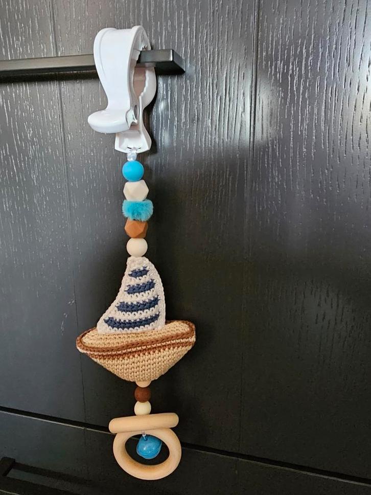 Handgemaakte maxicosyhanger - koe of Zeilboot konijntje koe, Kinderen en Baby's, Speelgoed | Babyspeelgoed, Nieuw, Mobiel, Ophalen of Verzenden