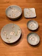 Japans servies met sakura bloesem - groen/blauw, Gebruikt, Keramiek, Ophalen of Verzenden, Schaal of Schalen
