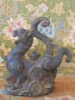 Antiek Chinees brons beeldje van fabeldier met geld 14 cm.