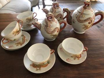 Antiek Chinees theeservies met drakenmotief beschikbaar voor biedingen