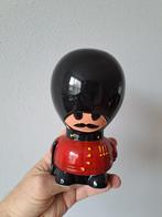 Britse soldaat van de Koninklijke Garde spaarpot D10xH17cm, Verzamelen, Spaarpotten, Ophalen of Verzenden, Zo goed als nieuw, Steen, Aardewerk of Keramiek