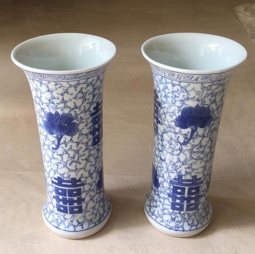 2 Chinese blauw/witte vazen met gelukssymbolen floraal decor, Antiek en Kunst, Kunst | Niet-Westerse kunst, Verzenden