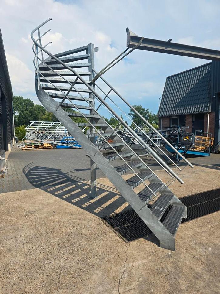 Stalen hoektrap gegalv. Hoog 3,48 mtr. Nob084, Doe-het-zelf en Verbouw, Ladders en Trappen, Zo goed als nieuw, 2 tot 4 meter, Ophalen