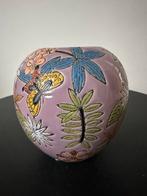 Decoratieve Vaas met Bloemen en Vlinders, Huis en Inrichting, Woonaccessoires | Vazen, Overige kleuren, Aardewerk of Porselein