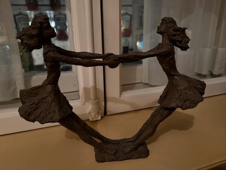 Bronzen beeld van twee dansende meisjes, Antiek en Kunst, Kunst | Beelden en Houtsnijwerken, Ophalen of Verzenden