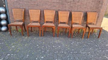 6 houten eetkamerstoelen.  beschikbaar voor biedingen