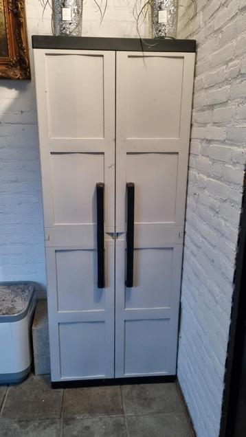 Witte Kunststof Kast met Deuren beschikbaar voor biedingen