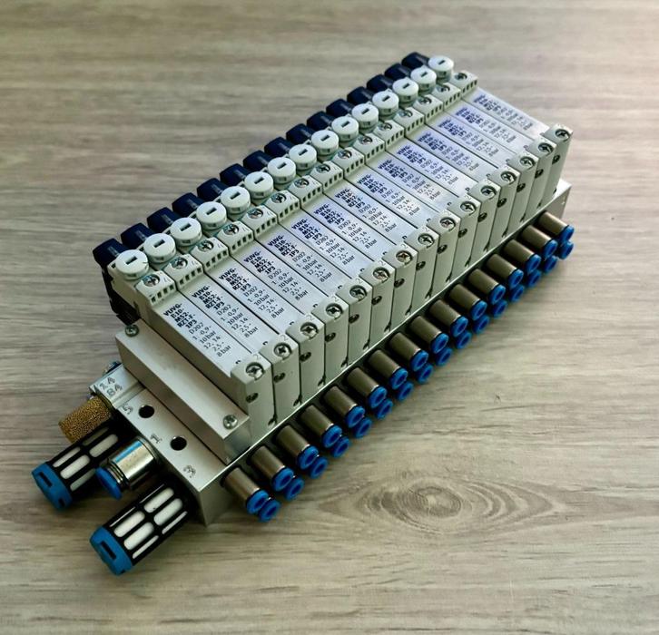 FESTO - VTUG Ventieleiland - VTUG - 15x VUVG-ventielen, Hobby en Vrije tijd, Elektronica-componenten, Zo goed als nieuw, Ophalen of Verzenden