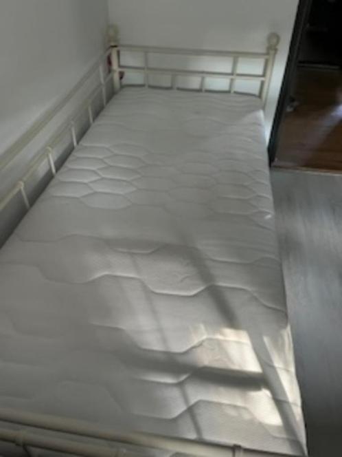 Metaal kinderbed met een bijna niet gebruikte matras, Huis en Inrichting, Slaapkamer | Bedden, Gebruikt, Eenpersoons, 90 cm, 200 cm