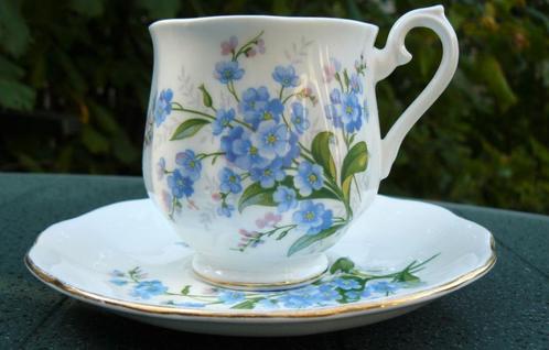 Royal Albert Forget-Me-Not, kop en schotel model Hampton., Antiek en Kunst, Antiek | Servies los, Ophalen of Verzenden
